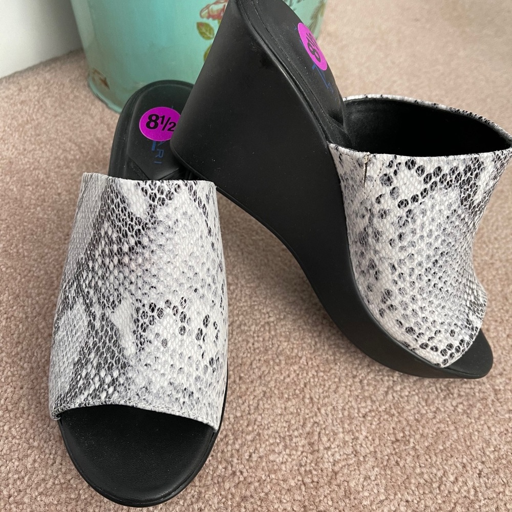 Tahari Snakeskin-print Slide Wedge 8.5 NWOT